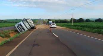 Caminhoneiro morre em acidente na BR-163 após veículo tombar sobre ele