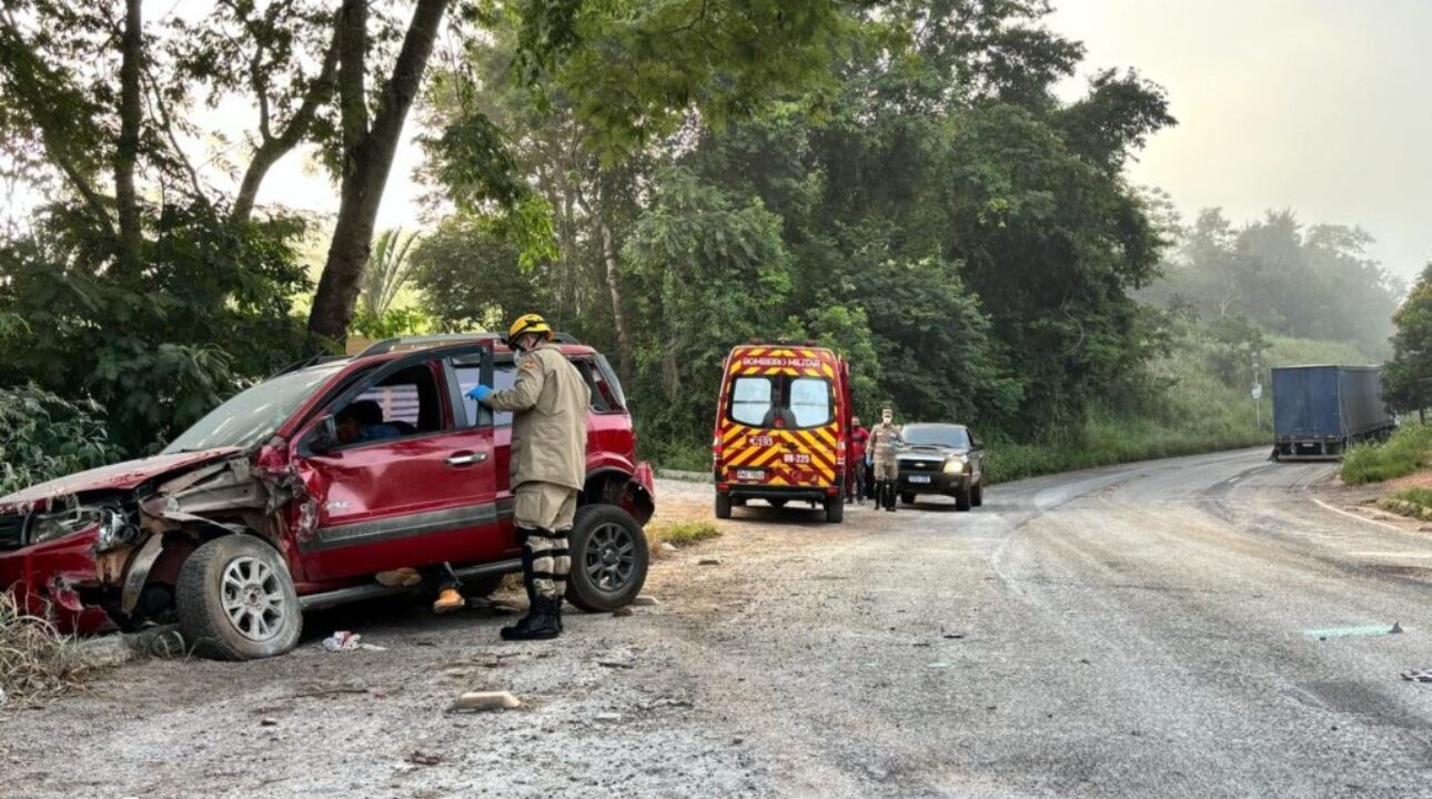 Caminhão com falha nos freios colide com carro e arrasta veículo sobre ponte na GO-210