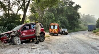 Caminhão com falha nos freios colide com carro e arrasta veículo sobre ponte na GO-210