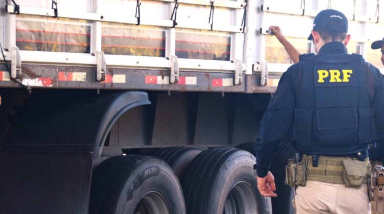 PRF flagra carreta com pneus “no arame” e motorista sem descanso obrigatório na BR-116