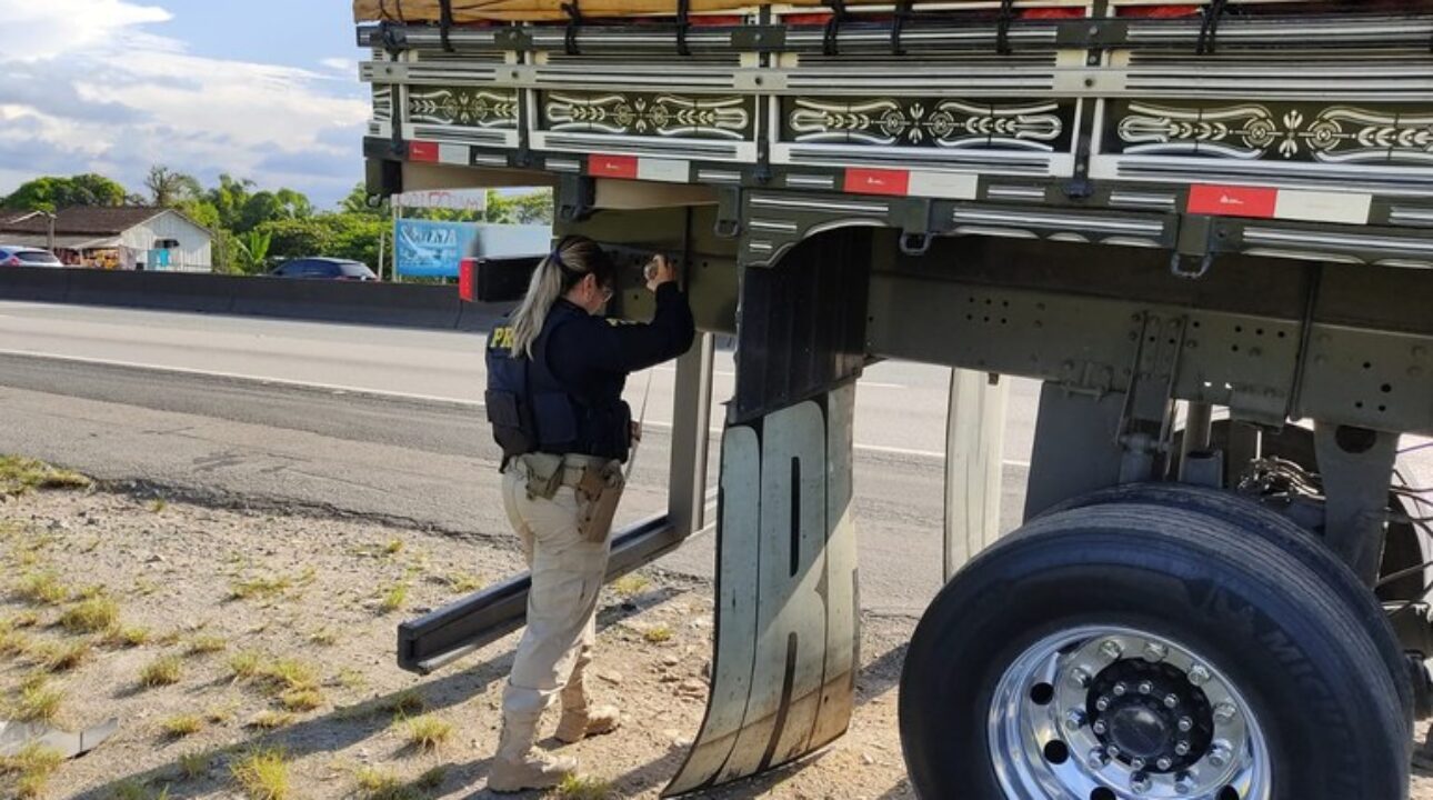 PRF flagra caminhão arqueado e excesso de carga na BR-101, em SC