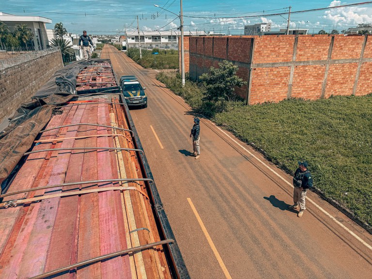 PRF realiza apreensão de madeira Ilegal e flagra drogas em caminhão na BR-070