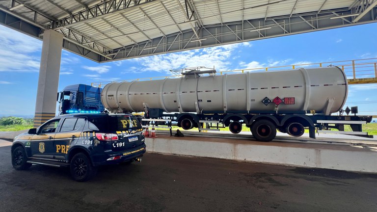 Video: PRF apreende carreta-tanque em condições precárias na BR-158, no Paraná