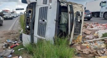 Caminhão tomba, motorista fica ferido e carga é saqueada