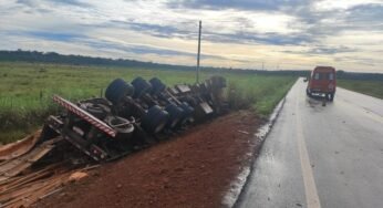 Caminhoneiro morre após tombar carreta carregada de madeira na MT-170, em Juína (MT)