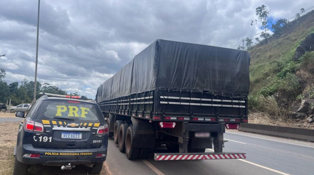 PRF recupera carreta roubada com placas clonadas na BR-040, em Sete Lagoas (MG)