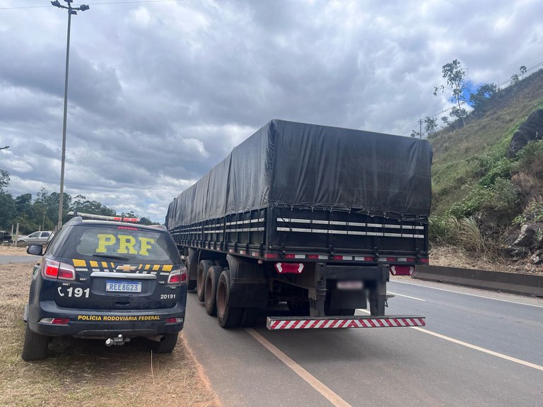 PRF recupera carreta roubada com placas clonadas na BR-040, em Sete Lagoas (MG)