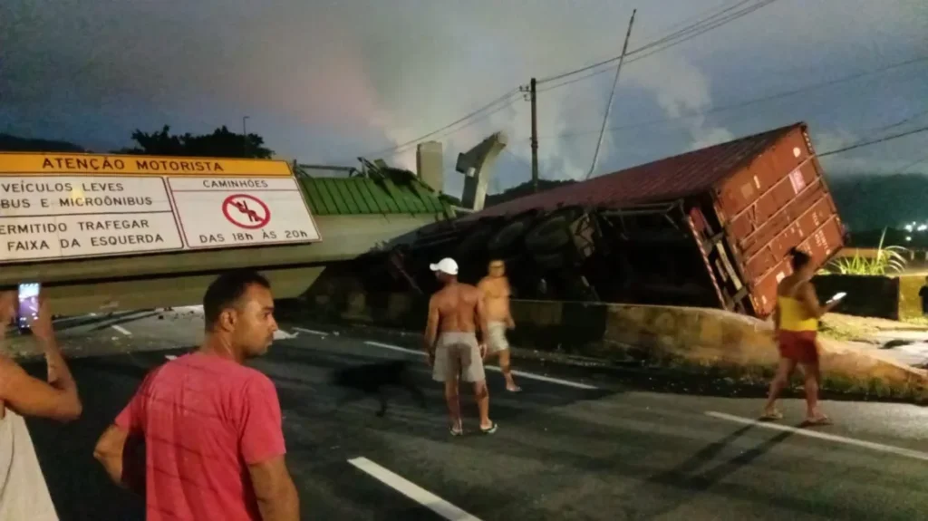 Passarela desaba na Rodovia Anchieta após caminhão colidir com estrutura