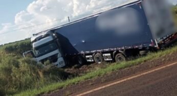 Caminhoneiro perde o controle da direção e sai da pista na BR-285
