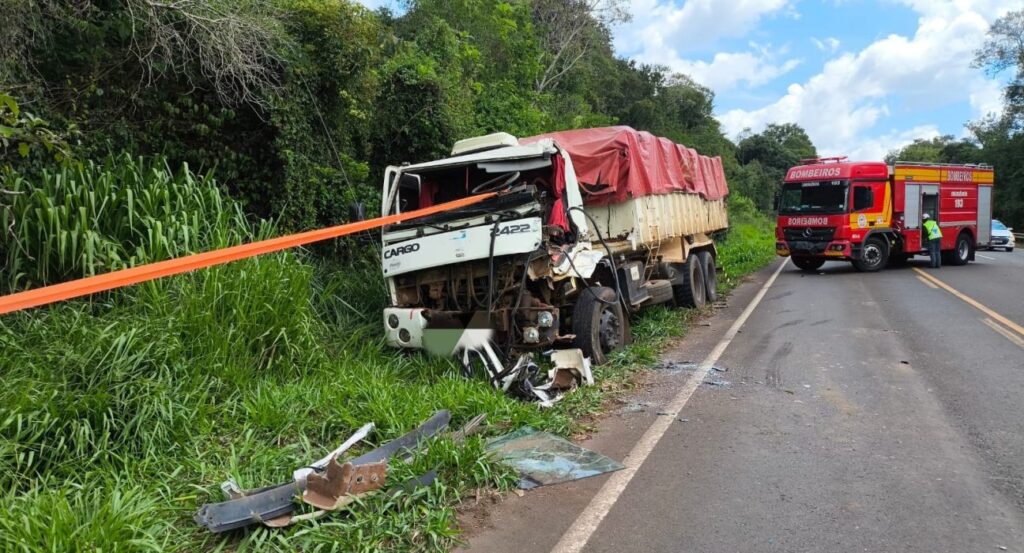 Colisão entre três veículos na SC-157 deixa caminhoneiro ferido em São Lourenço do Oeste