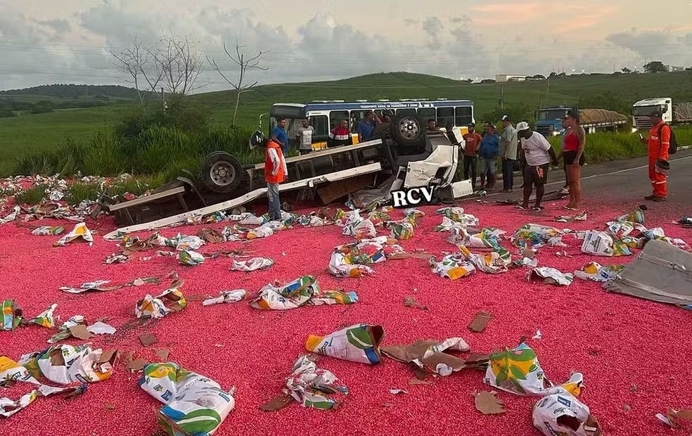 Caminhoneiro morre em acidente na BR-101, em Sergipe; esposa está em estado Grave