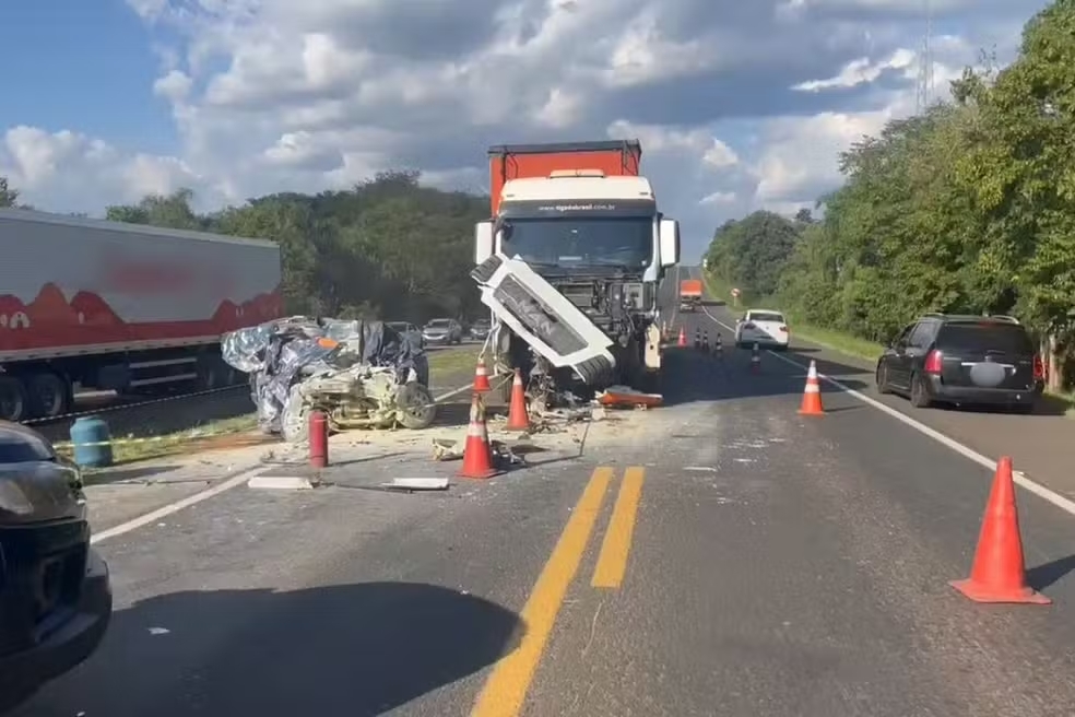 Motorista morre após invadir contramão e colidir com caminhão na BR-277, em Prudentópolis