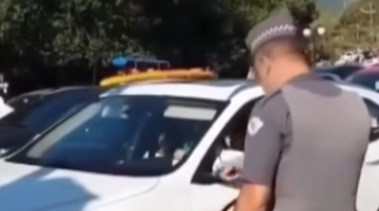 Denúncia: Policial adota postura diferente ao multar motoristas de carros populares e não os de luxo