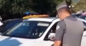 Denúncia: Policial adota postura diferente ao multar motoristas de carros populares e não os de luxo