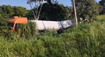 Carreta envolvida em acidente na BR-153 tinha placa de motocicleta e motorista se recusou a fazer bafômetro