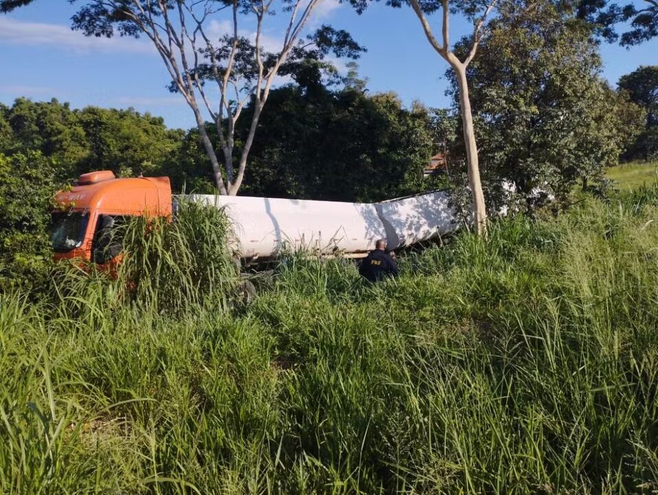 Carreta envolvida em acidente na BR-153 tinha placa de motocicleta e motorista se recusou a fazer bafômetro