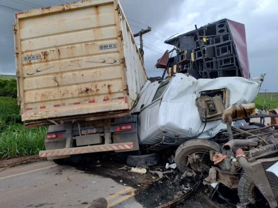 Colisão entre caminhão e trio elétrico deixa um morto e dois feridos em Alagoas