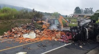 Caminhão tomba e pega fogo após colisão frontal na BR-277; duas pessoas morrem