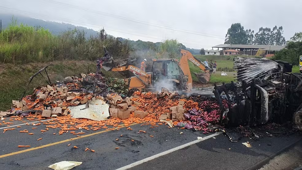 Caminhão tomba e pega fogo após colisão frontal na BR-277; duas pessoas morrem