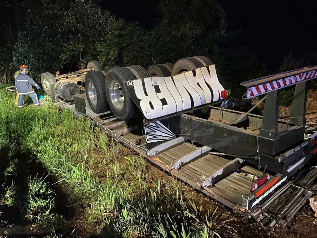 Caminhoneiro morre após capotamento na BR-153 em Ibaiti