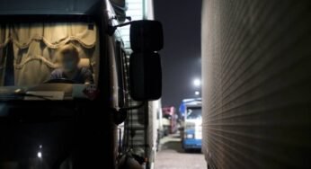 Motorista que cumpria jornada de 15 horas por dia vence causa contra transportadora