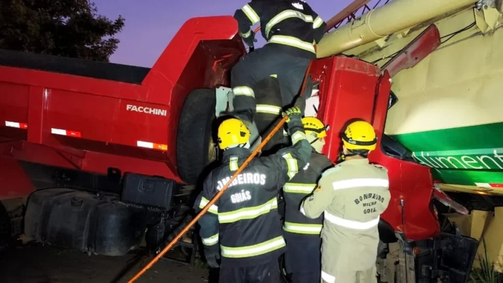 Motorista morre após grave acidente entre caminhões na GO-060, entre Trindade e Santa Bárbara de Goiás
