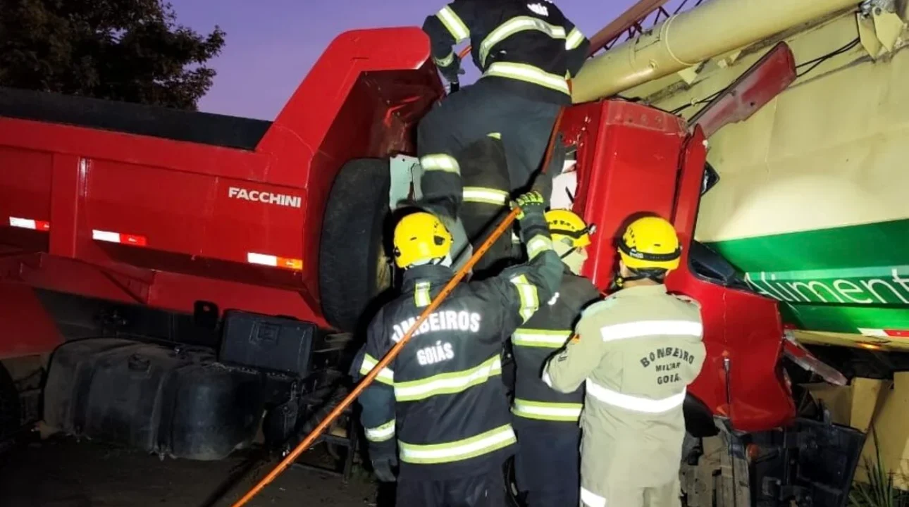 Motorista morre após grave acidente entre caminhões na GO-060, entre Trindade e Santa Bárbara de Goiás