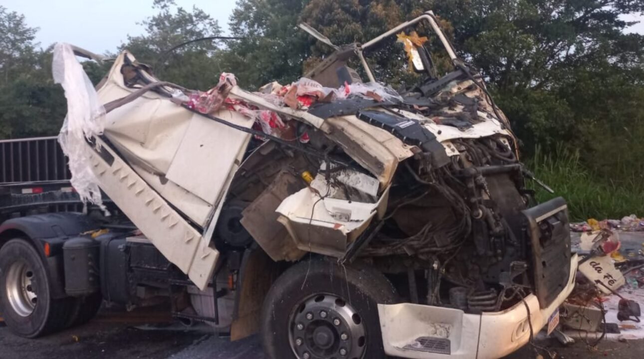 Caminhoneiro morre após grave acidente na SC-108