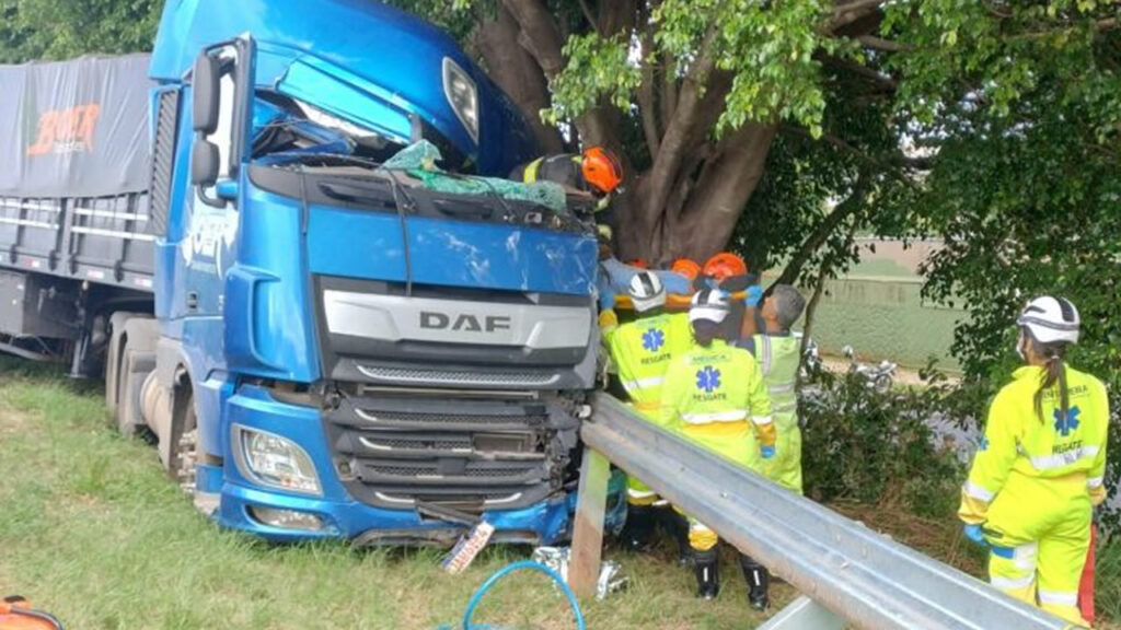 Câmeras registram acidente que terminou com morte de caminhoneiro em Marília
