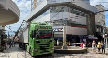 Caminhoneiro segue GPS errado, arrasta fios e derruba poste em Campos