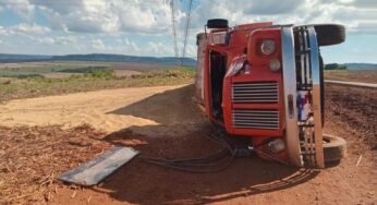 Caminhoneiro embriagado tomba carreta carregada de soja na MGC-464