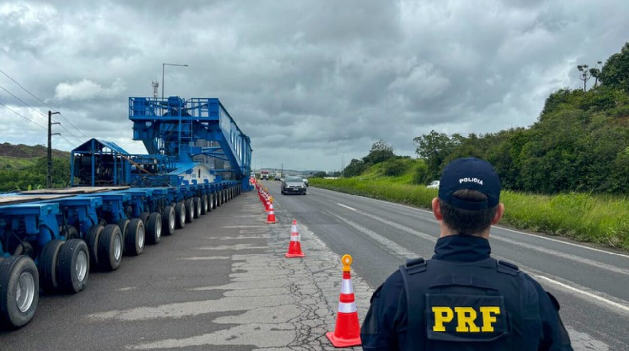 PRF realiza escolta de transformador gigante com destino à Paraíba
