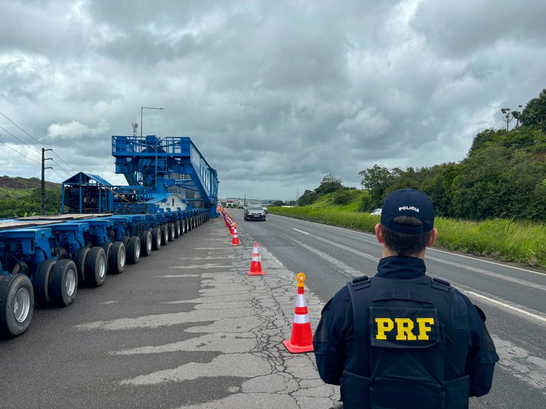 PRF realiza escolta de transformador gigante com destino à Paraíba