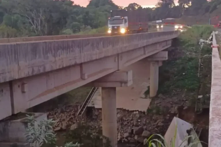 Caminhoneiro morre ao cair de ponte na BR-376 em Tibagi (PR)