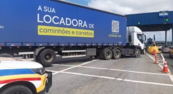 Caminhoneiro bloqueia pedágio na BR-459 em protesto contra valor cobrado.