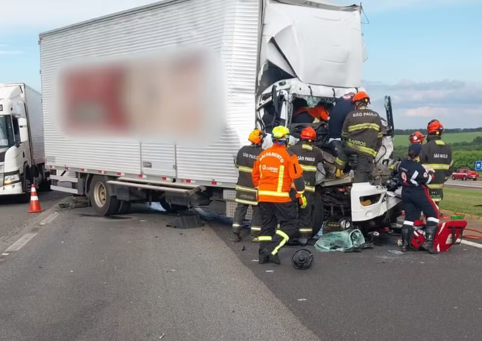 Caminhoneiro fica em estado grave após colisão na Rodovia Castello Branco, em Tatuí (SP)