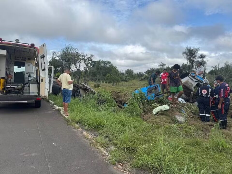 Caminhoneiro morre soterrado por carga de grama após possível cochilo ao volante no Piauí