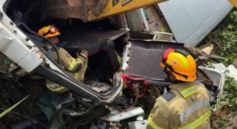 Caminhoneiro morre após caminhão capotar e cair em ribanceira na BR-364, no Acre