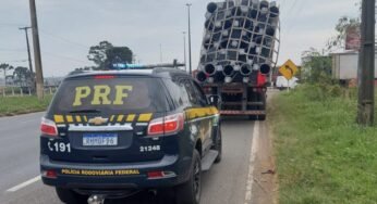 PRF flagra caminhões com carga de postes em risco de queda na BR-373, em Ponta Grossa