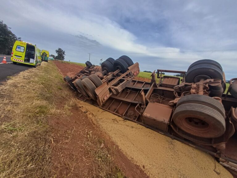 Caminhoneiro morre após carreta carregada de soja tombar na BR-364 em Goiás