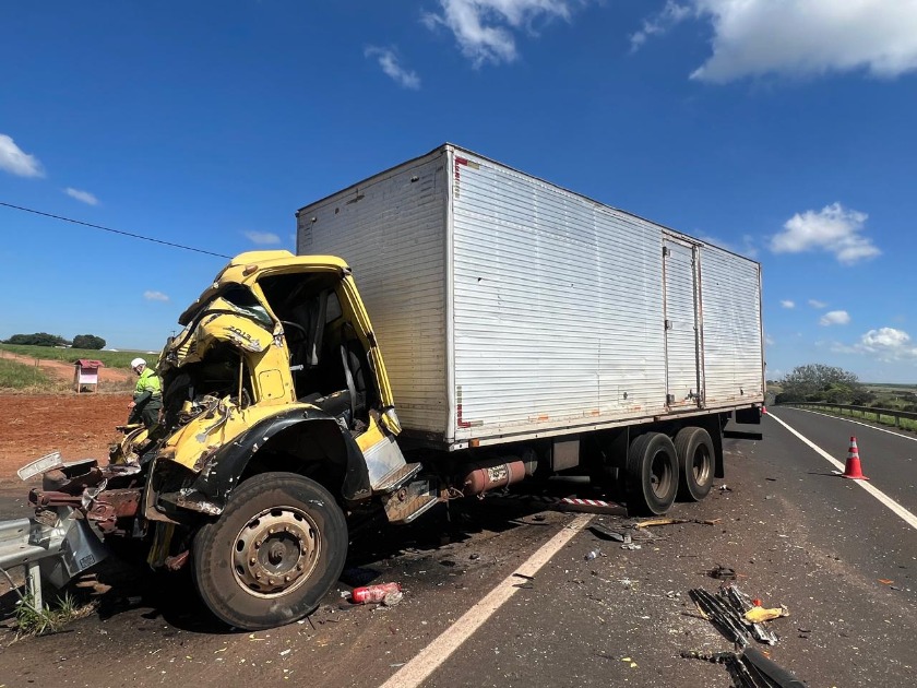 Caminhoneiro de 77 anos morre após colisão traseira na BR-365, em Uberlândia