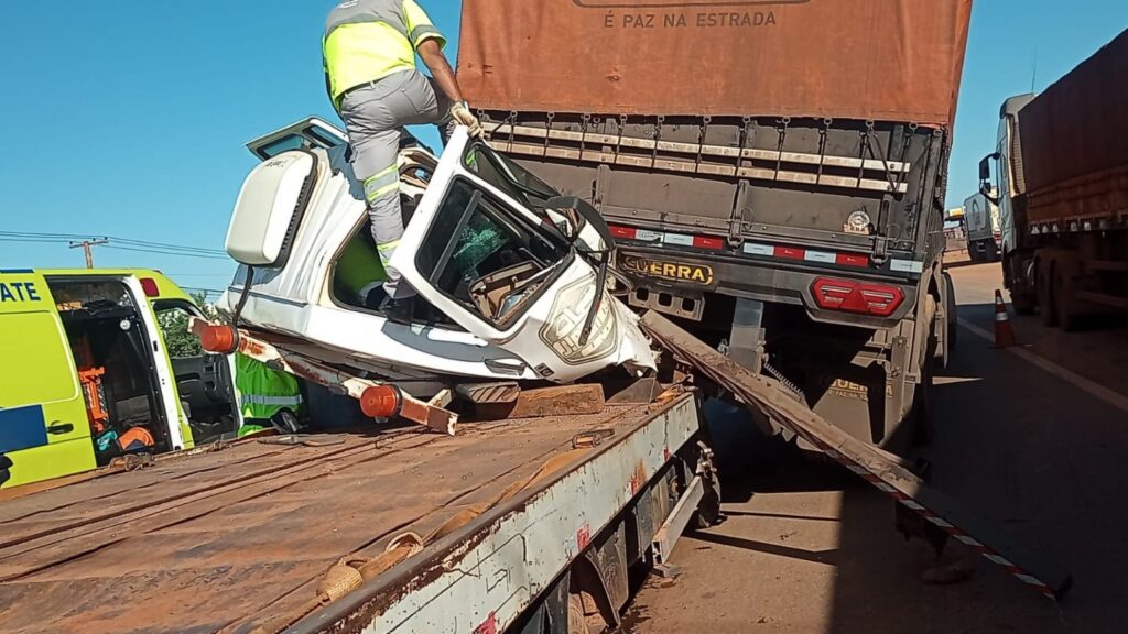 Colisão entre caminhões deixa caminhoneiro ferido na BR-364, em Várzea Grande