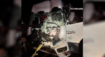 Caminhoneiro fica ferido após colisão traseira durante chuva na PR-495, em Santa Helena