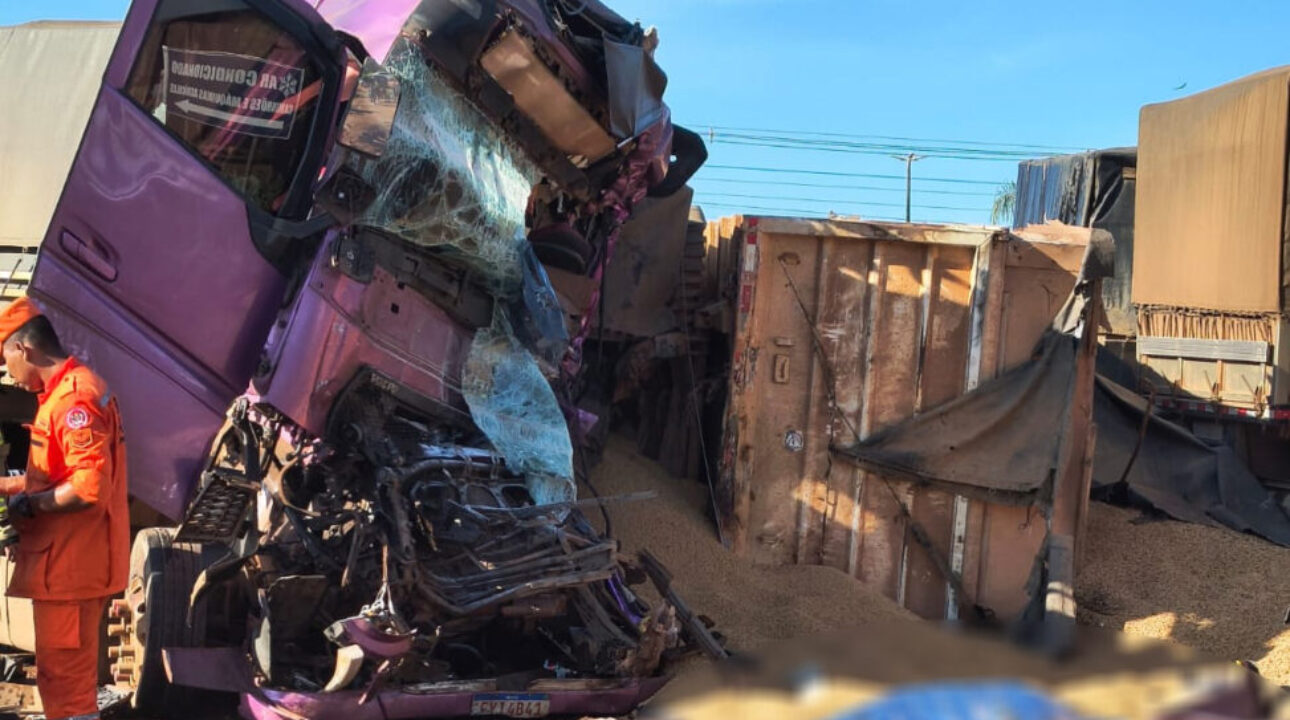 Caminhoneiro morre em colisão entre carretas no trecho com “Pare e Siga” da BR-364, em Candeias