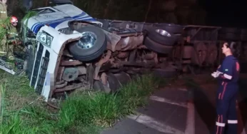 Caminhoneiro morre após carreta tombar em curva da BR-376, na Serra do Cadeado