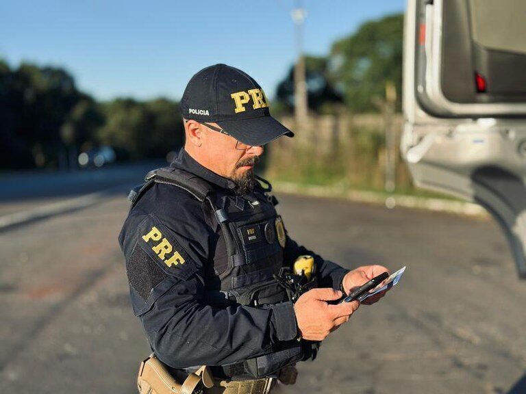 PRF flagra AET falsa e recupera veículo roubado durante fiscalizações no Agreste e Sertão da Paraíba