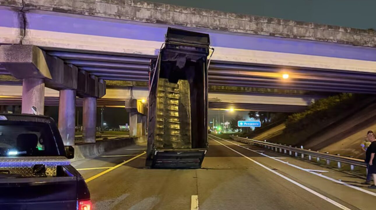 Motorista esquece caçamba levantada e caminhão colide com viaduto nos EUA