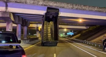 Motorista esquece caçamba levantada e caminhão colide com viaduto nos EUA