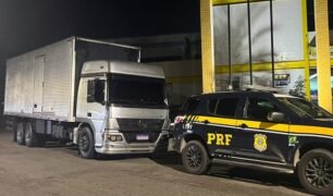 caminhão apreendido pela PRF
