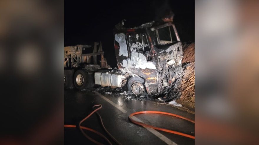 Caminhão tomba, pega fogo e motorista é preso por embriaguez na PR-239, em Pitanga